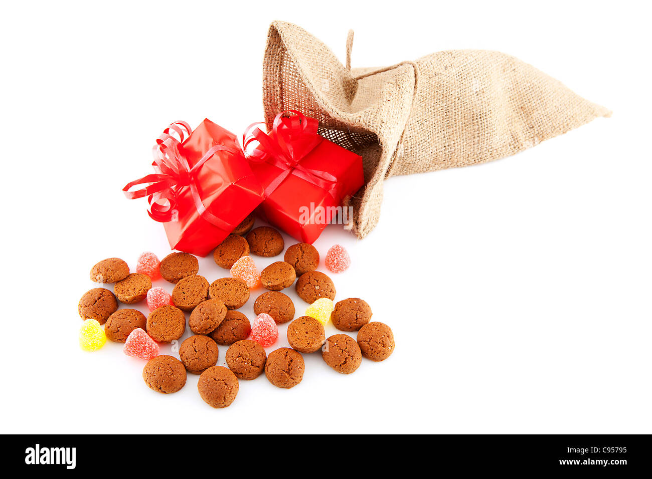 Tipica festa olandese: Sinterklaas con sacco e lo zenzero dadi, pronto per i bambini nel mese di dicembre. Isolato su sfondo bianco Foto Stock