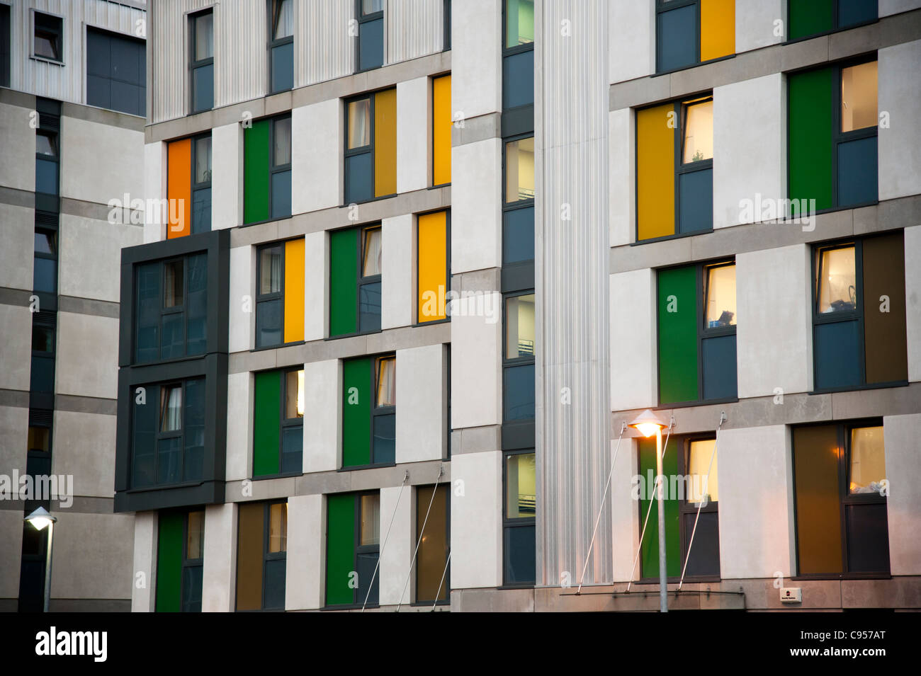 Esterno di un moderno blocco di alloggi per studenti delle sale della residenza, Swansea University campus, Wales UK Foto Stock