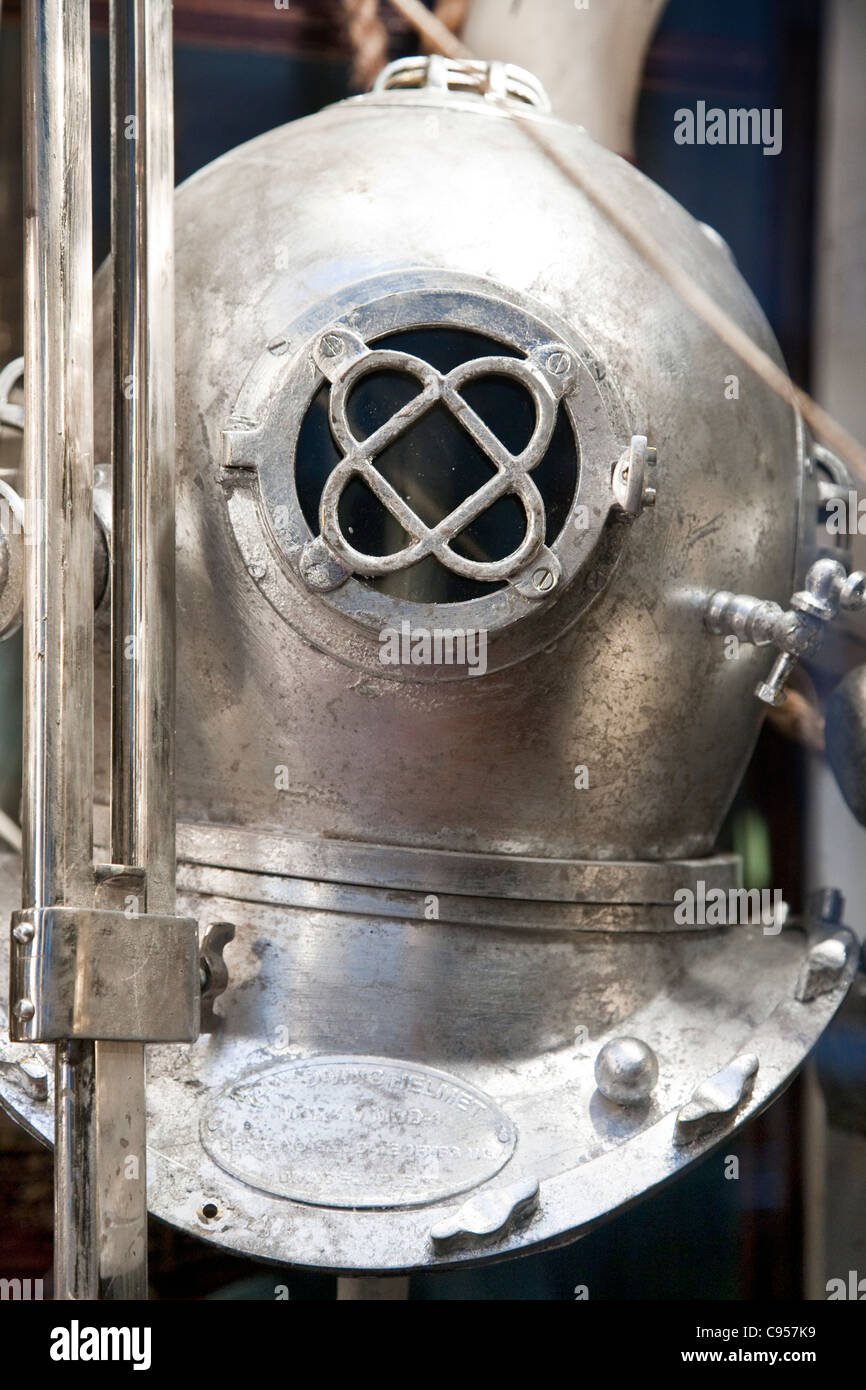 Corroso vintage WW II Navy Diving casco spruzzata argento visualizzati in Bergdorf Goodman 2010 fantastici viaggi finestra di Natale Foto Stock
