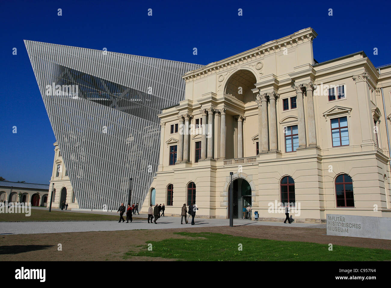 Vista del Museo di Storia Militare di Dresda, in Germania, dopo il rinnovamento di Daniel Libeskind. Foto Stock