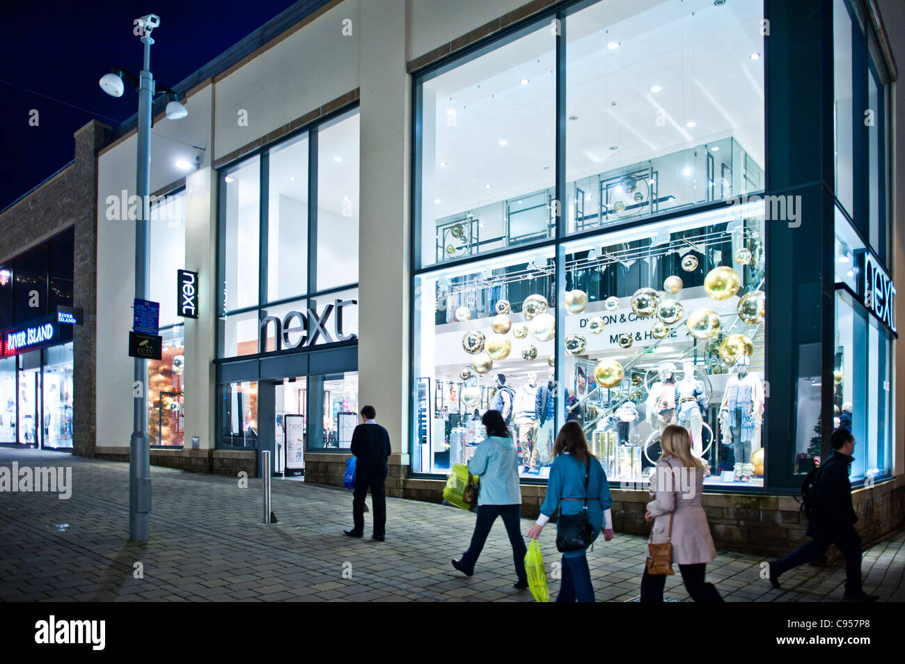 Esterno il prossimo negozio di notte, Carmarthen , Wales UK Foto Stock