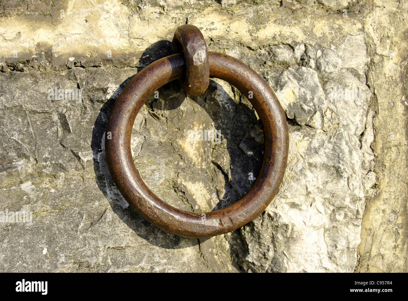 Rusty vecchio anello in corrispondenza di una parete in muratura nella città olandese di Rovereto in Trentino. Italia Foto Stock