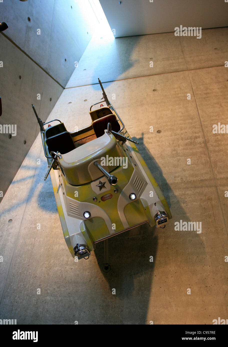 Un vecchio quartiere fieristico auto nella forma di un serbatoio esposta nel Museo di Storia Militare di Dresda, Germania. Foto Stock