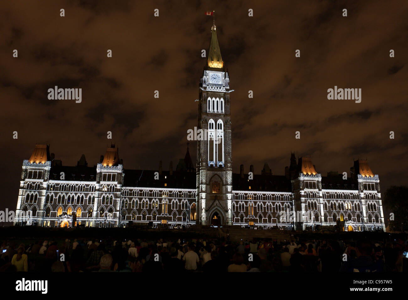Luce parlamentare Show. Il Parlamento canadese agli edifici evidenziati dalle luci, parte dell'Mosaika nightly spettacolo di luci Foto Stock