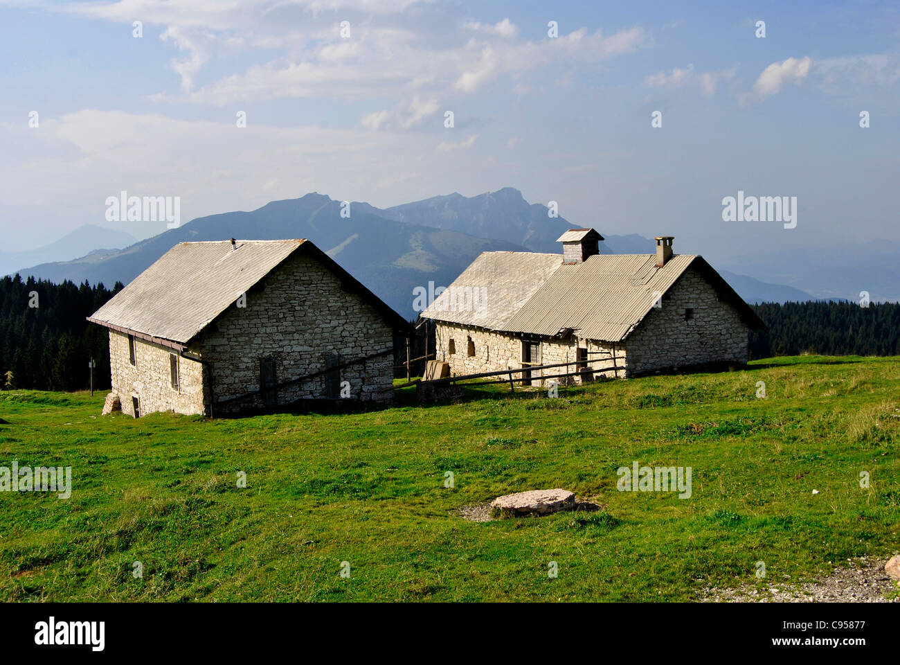 Tipico del Nord Italia case delle Alpi chiamato baita in legno e pietra. In Trentino Foto Stock