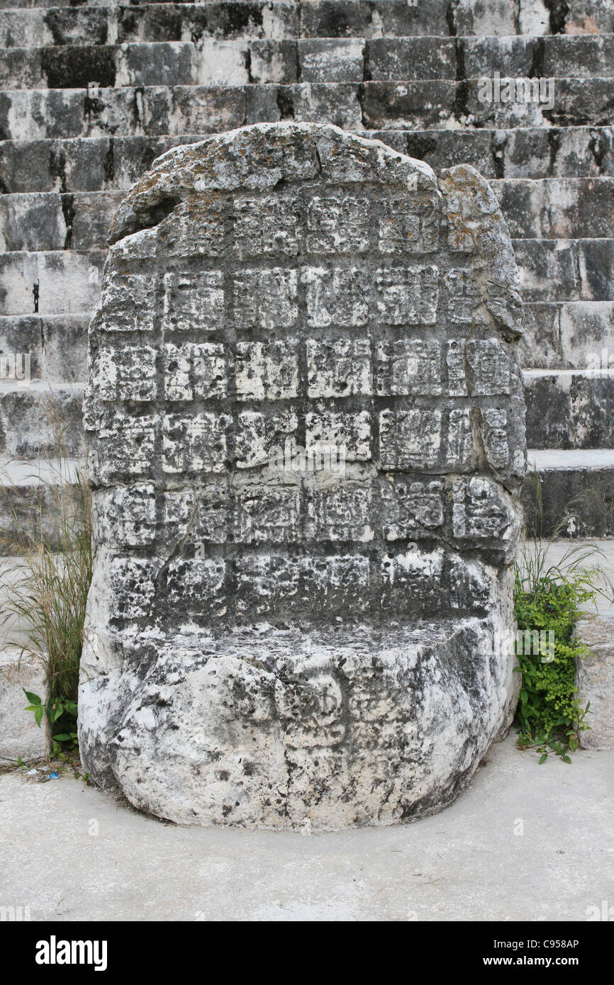 Una pietra scolpita presso le rovine di Uxmal in Messico. Foto Stock