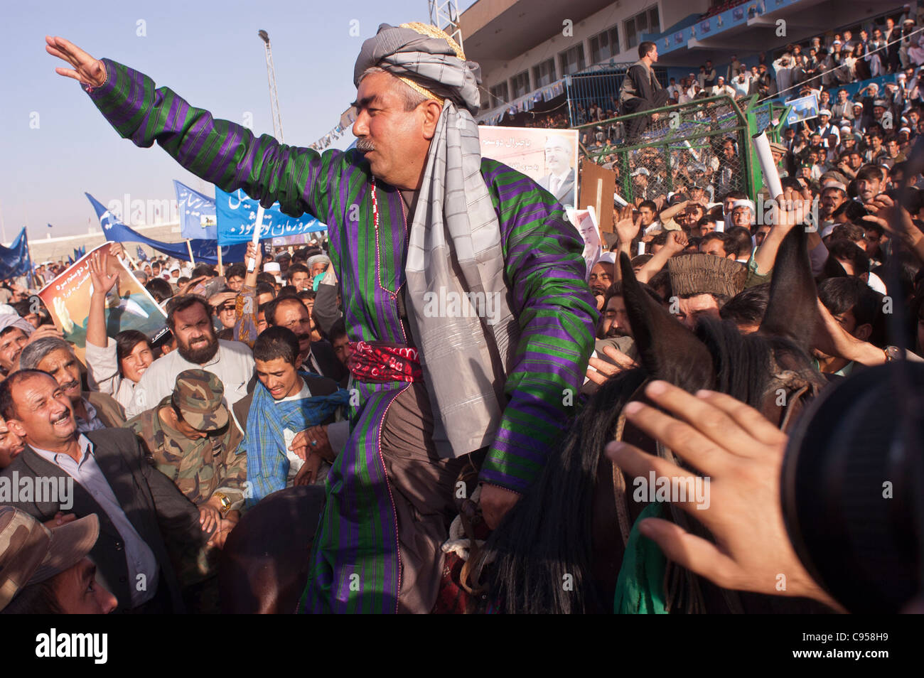 Uzbeki afghani commander e candidato presidenziale Abdul Rashid Dostum siede sul suo cavallo durante una campagna rally a Kabul stadium Foto Stock