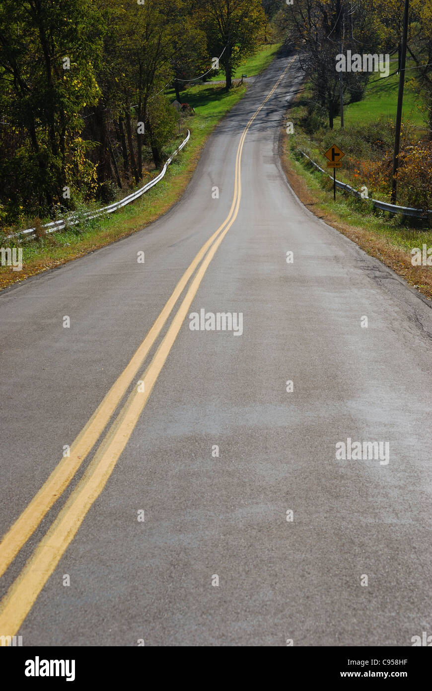 Rural Upstate New York cali di strada verso il basso e verso l'alto. Foto Stock