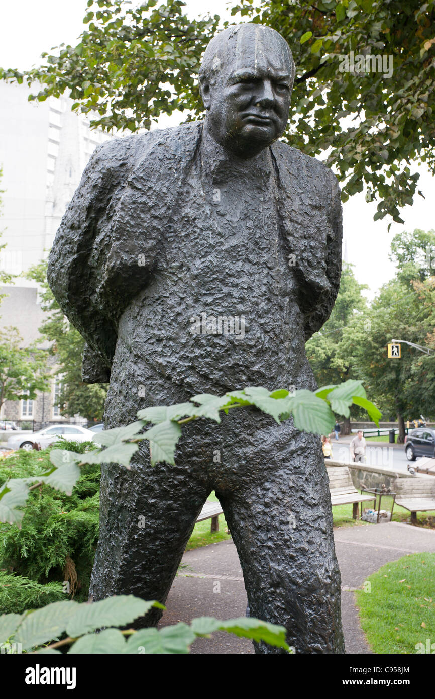 Fai un passo avanti il dettaglio: Statua di Winston Churchill in Halifax. Una statua di bronzo di Churchill alla biblioteca pubblica di Halifax Foto Stock