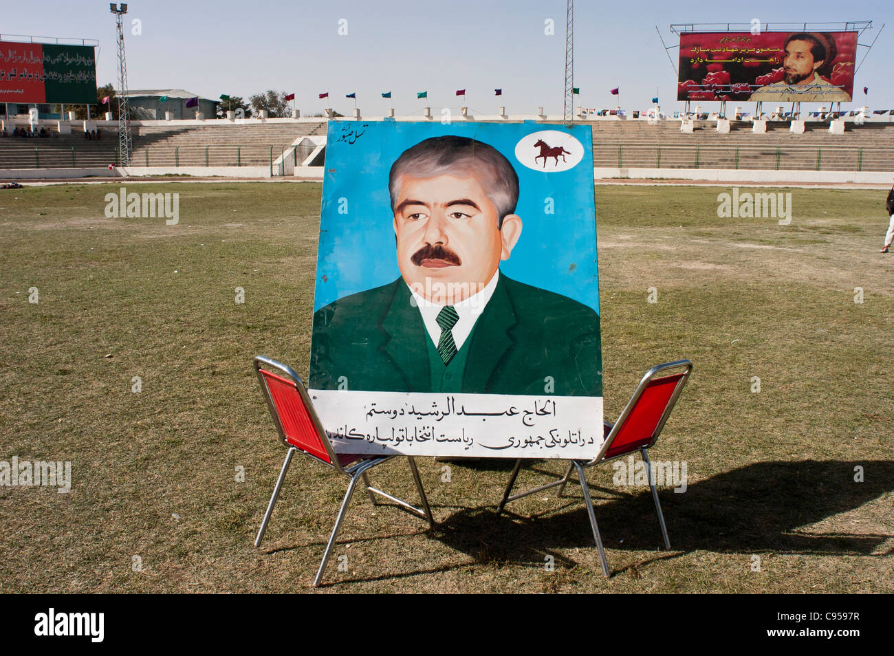 Un dipinto di Uzbeki afghani commander e candidato presidenziale Abdul Rashid Dostum prima una campagna rally a Kabul stadium Foto Stock