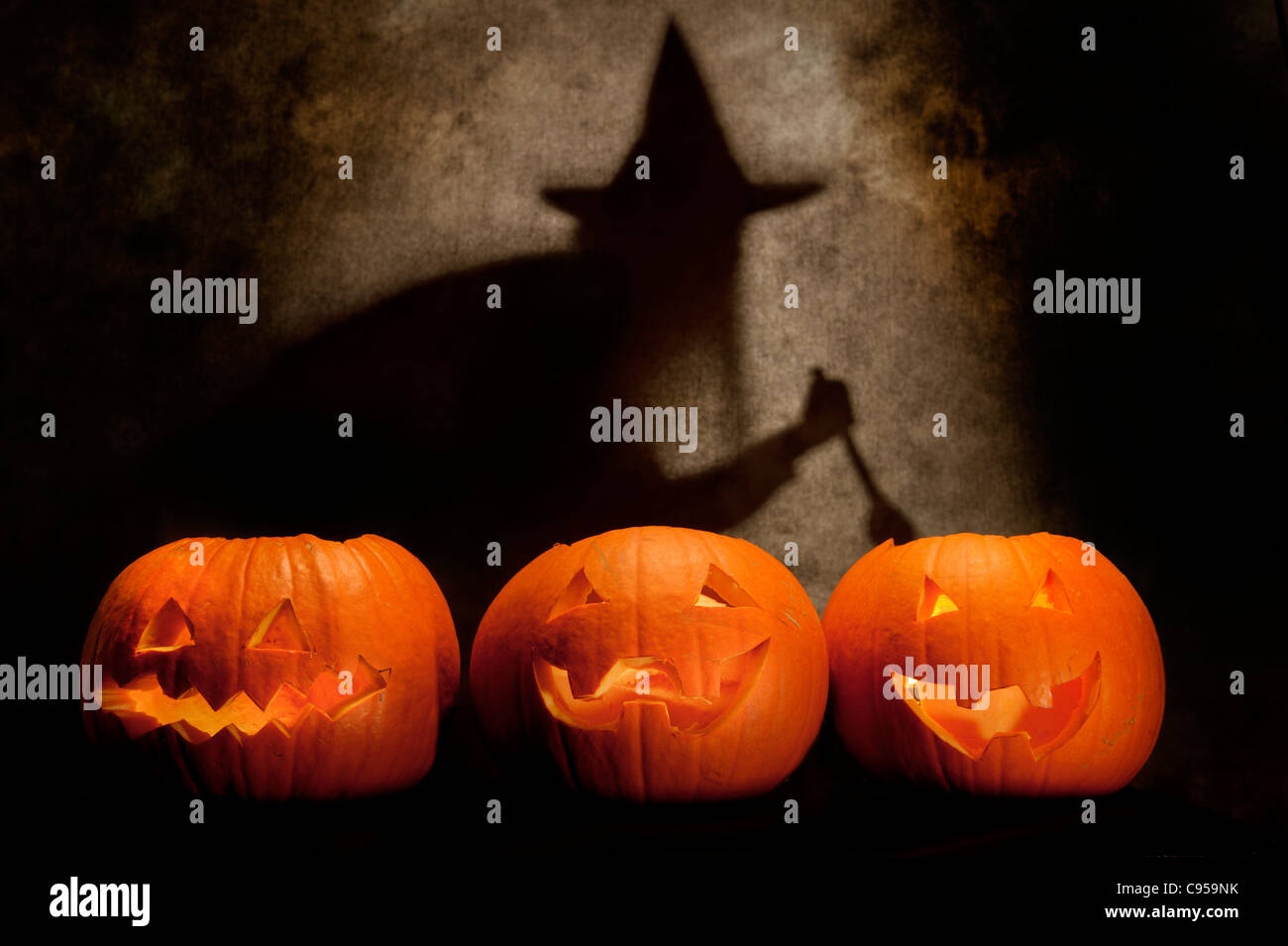 Una strega di Halloween si prepara a celebrare i pagani nuovo anno e in occasione del festival di musica celtica di Samhain tra scolpite le teste di zucca Foto Stock