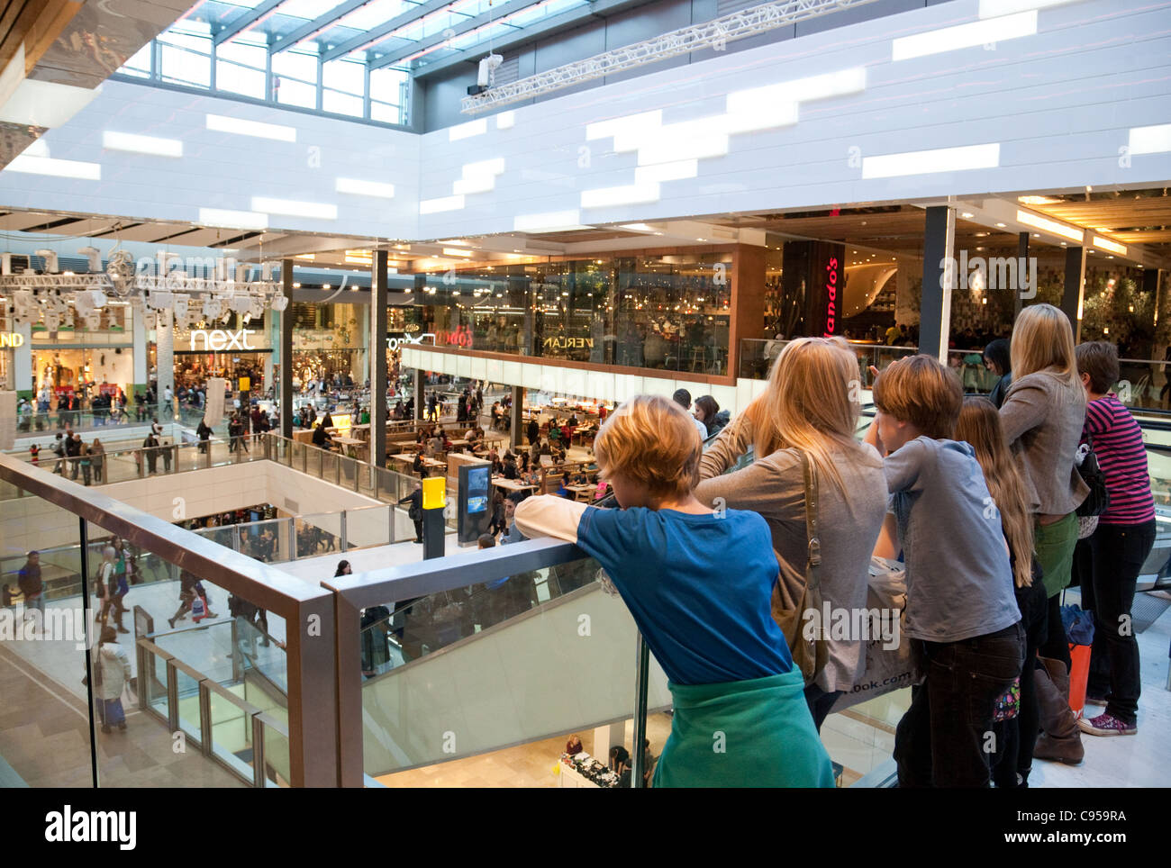 I bambini guardano al Westfield Shopping Mall center, Stratford, Londra UK Foto Stock
