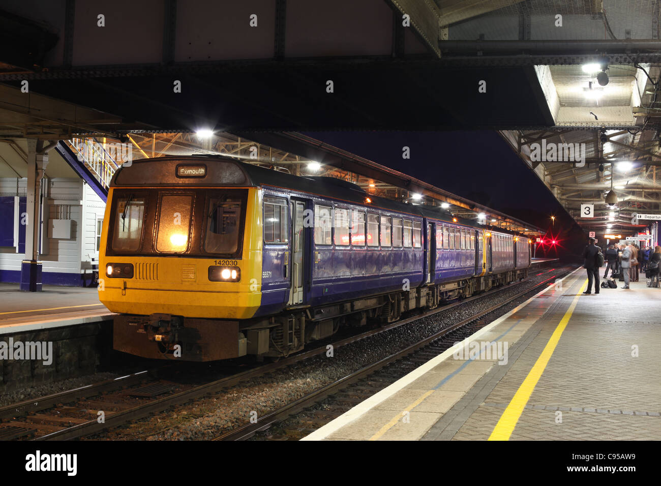 142030 e 143611 stand a Newton Abbot lavora 2F05 06:09 Paignton a Exmouth, giovedì 3 novembre 2011 Foto Stock