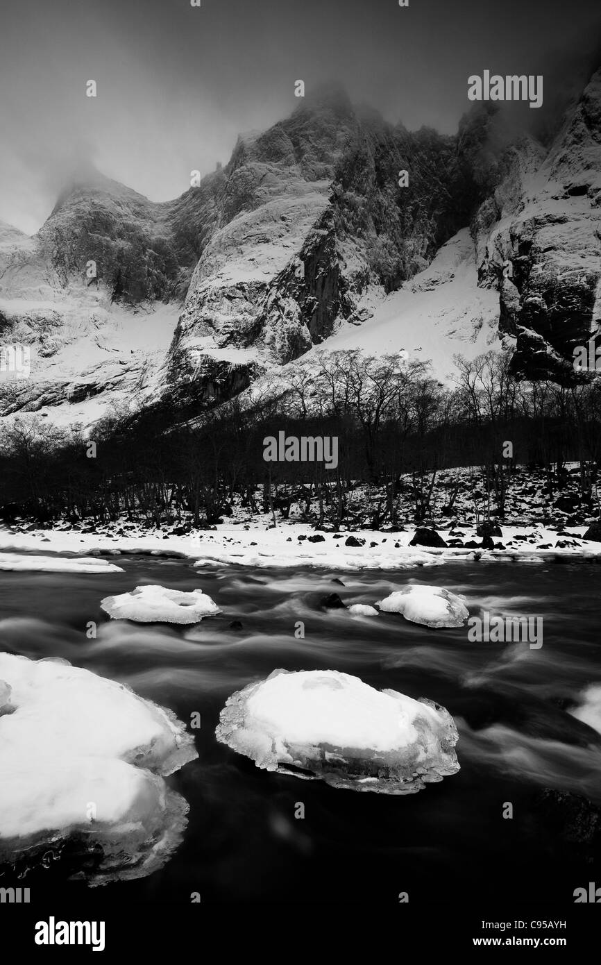 Rauma del fiume e i 3000 piedi verticale Parete Troll (superiore,a destra del centro) in valle Romsdalen, Rauma kommune, Møre og Romsdal, Norvegia. Foto Stock