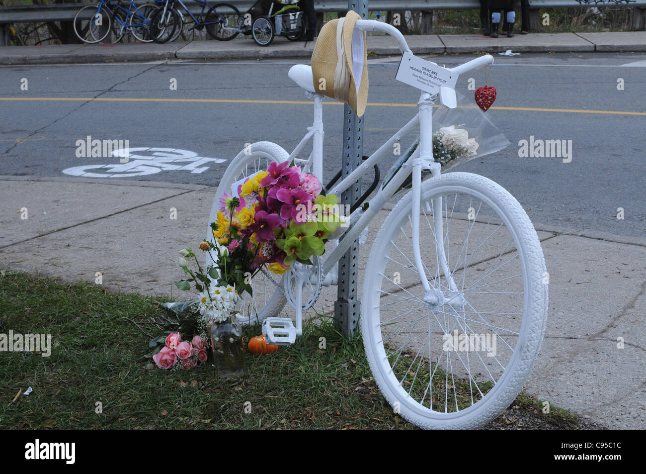 Lunedì 14 Novembre, 2011, una bicicletta Bianchi scultura bloccato ad un posto in corrispondenza della zona di spigolo di Sterling Road a Dundas Street West a Toronto in Canada il sito del ciclismo la morte di Jenna Morrison, una settimana fa oggi, lunedì 7 novembre 2011. Foto Stock