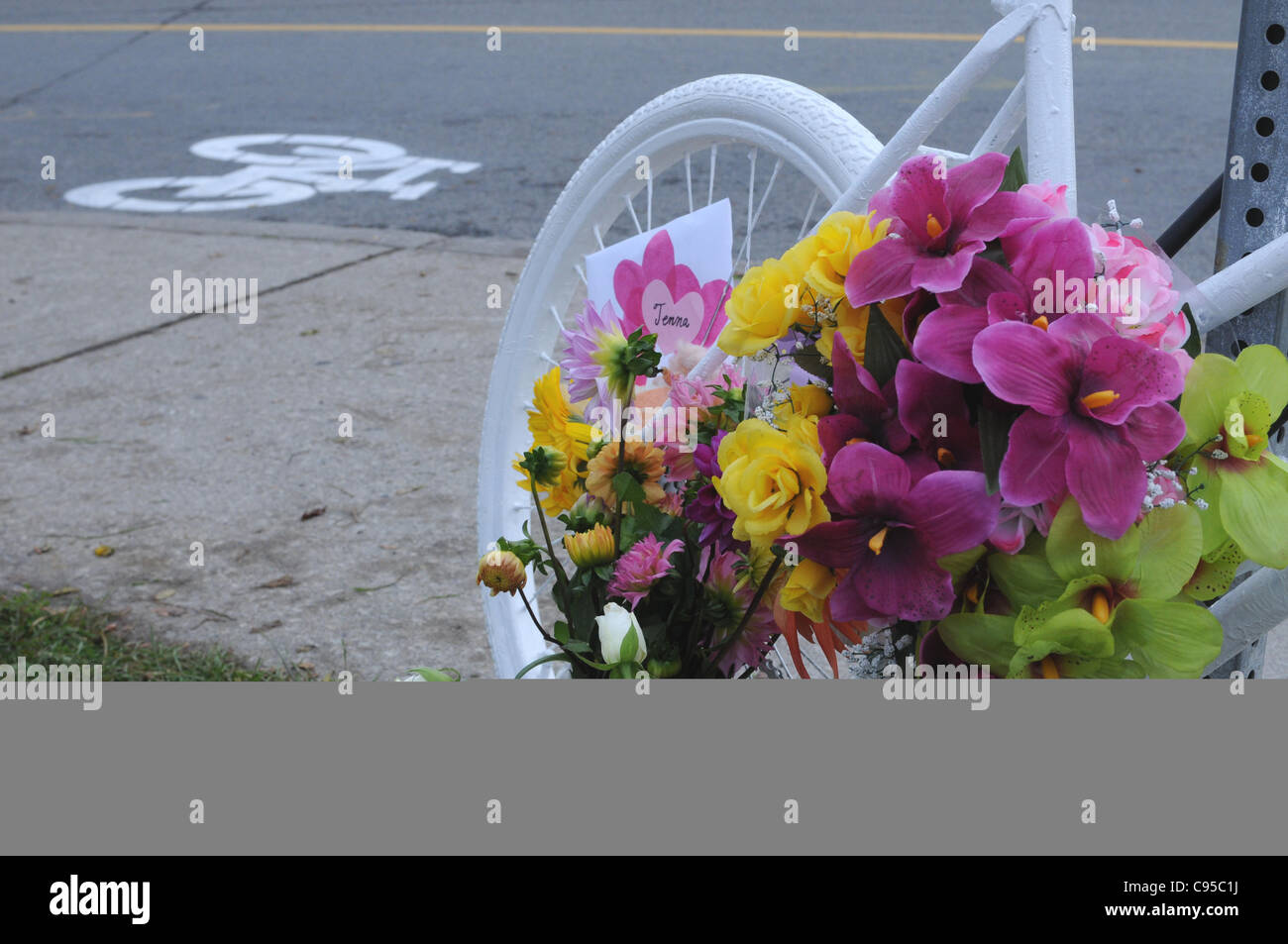 Lunedì 14 Novembre, 2011, un fantasma bianco bike scultura bloccato ad un posto in corrispondenza della zona di spigolo di Sterling Road a Dundas Street West a Toronto in Canada il sito del ciclismo la morte di Jenna Morrison, una settimana fa oggi, lunedì 7 novembre 2011. Foto Stock