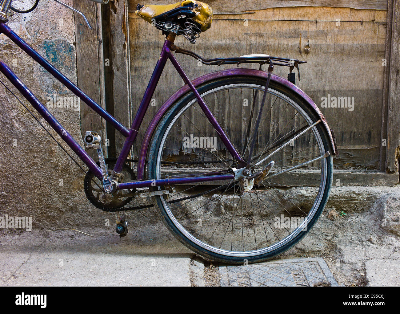 Close up di un battuto in bicicletta fino a l'Avana Vecchia. Le biciclette sono un importante mezzo di trasporto a Cuba. Foto Stock