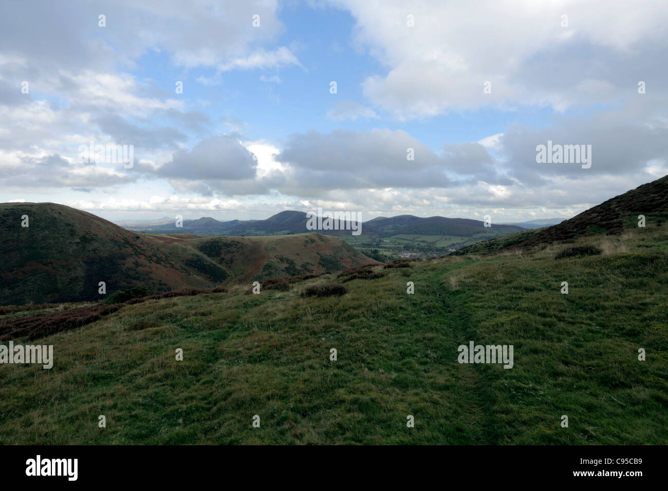 Una vista del Shropshire Hills da su alta sul Longmynd prendendo in un ovest-est aspetto. Foto Stock
