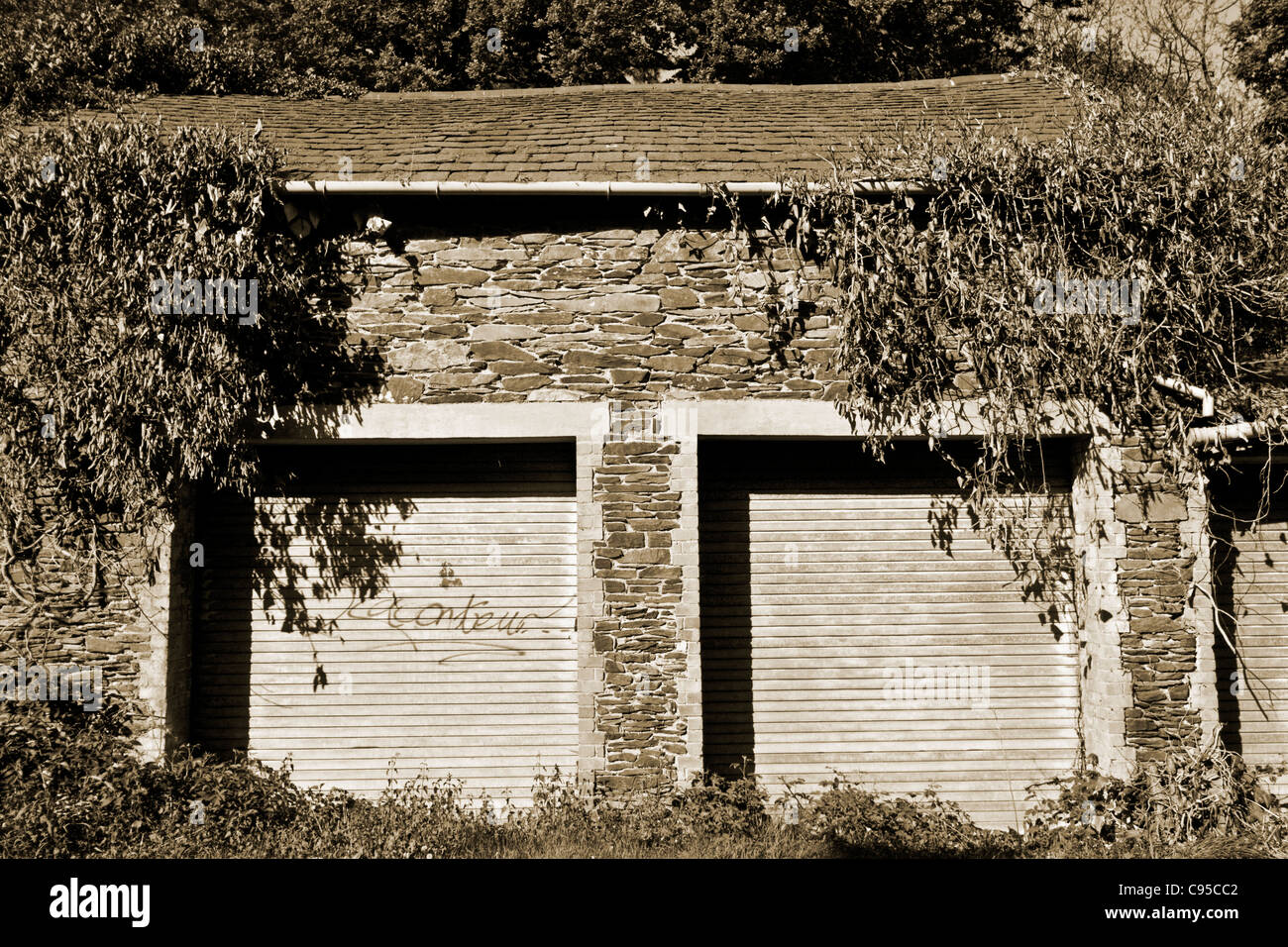 Struttura quadrata Grande chiusa doppia porta garage in legno luce giorno  Foto stock - Alamy