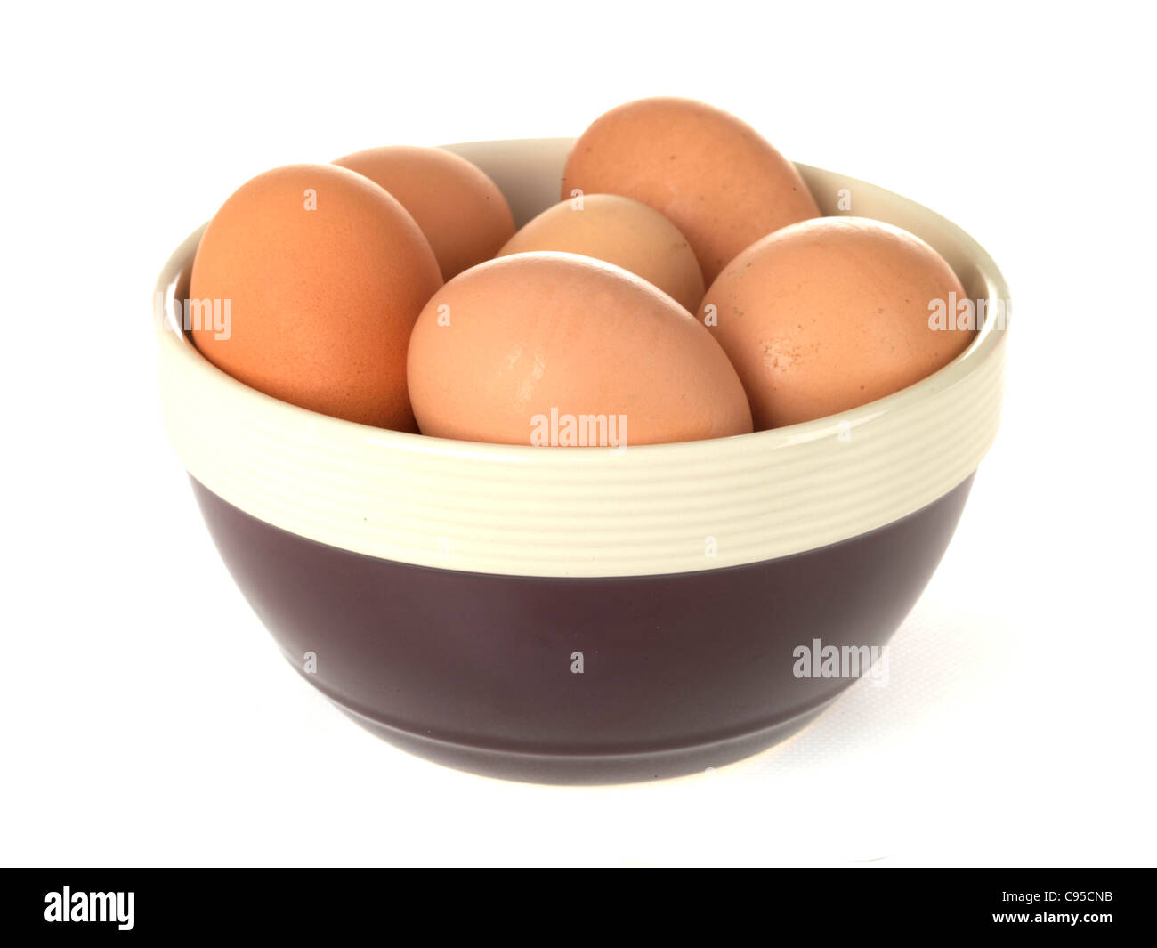 Recipiente da cucina con una selezione di Brown non cotti Uova di galline isolata contro uno sfondo bianco con n. di persone Foto Stock