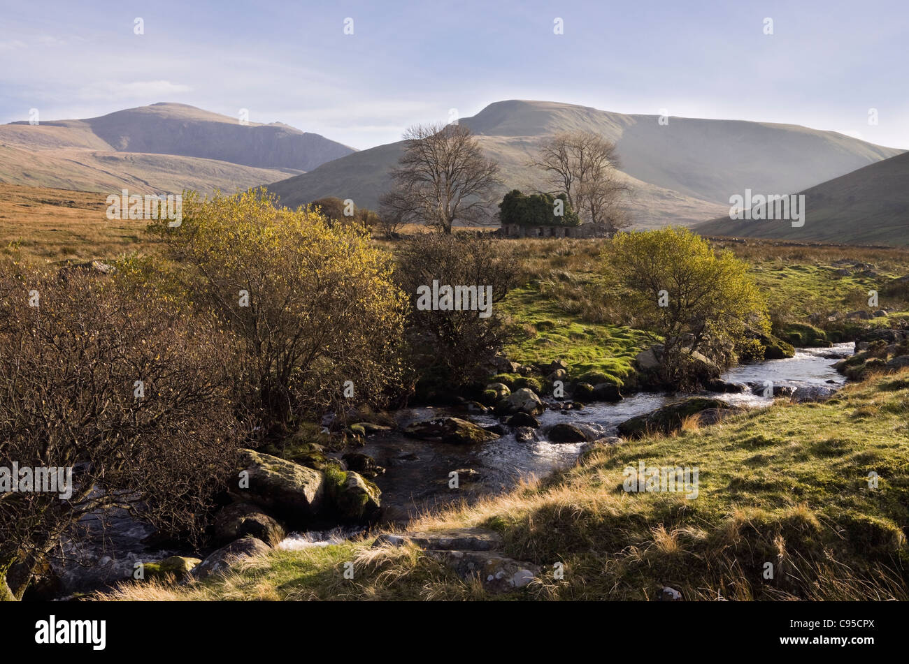 Vista di fattoria abbandonati edificio Cynghorion Moel e culla-y-Ddysgl attraverso Afon Arddu fiume vicino a Llanberis Gwynedd North Wales UK Foto Stock