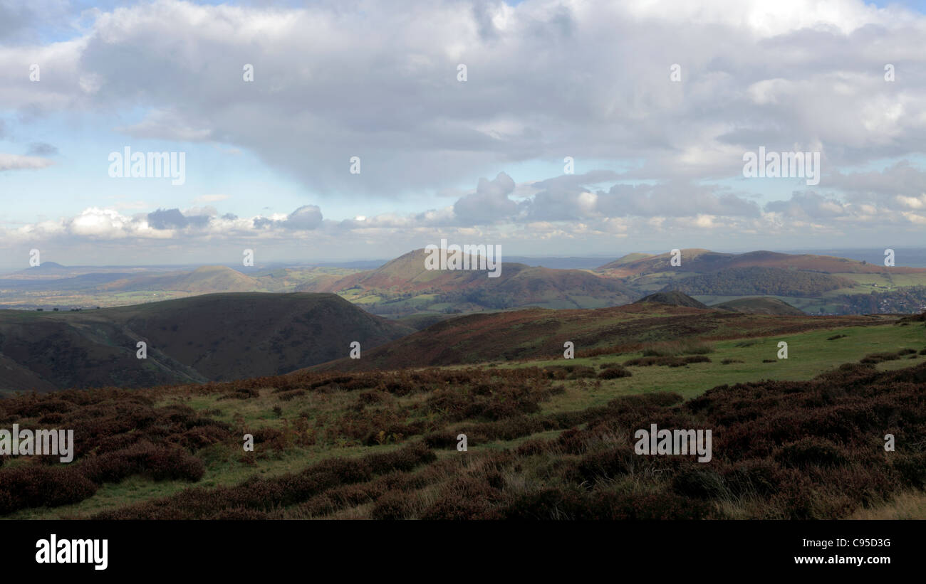 Il Shropshire Hills visto da heather rivestito sopra Longmynd Church Stretton. Foto Stock