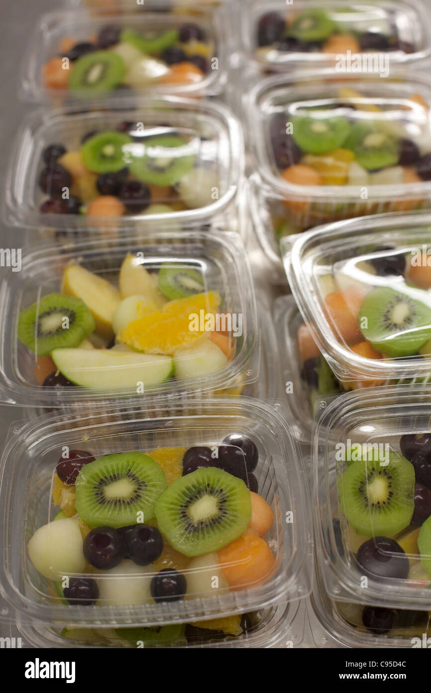 Insalata di frutta porzioni imballaggi in plastica Foto Stock