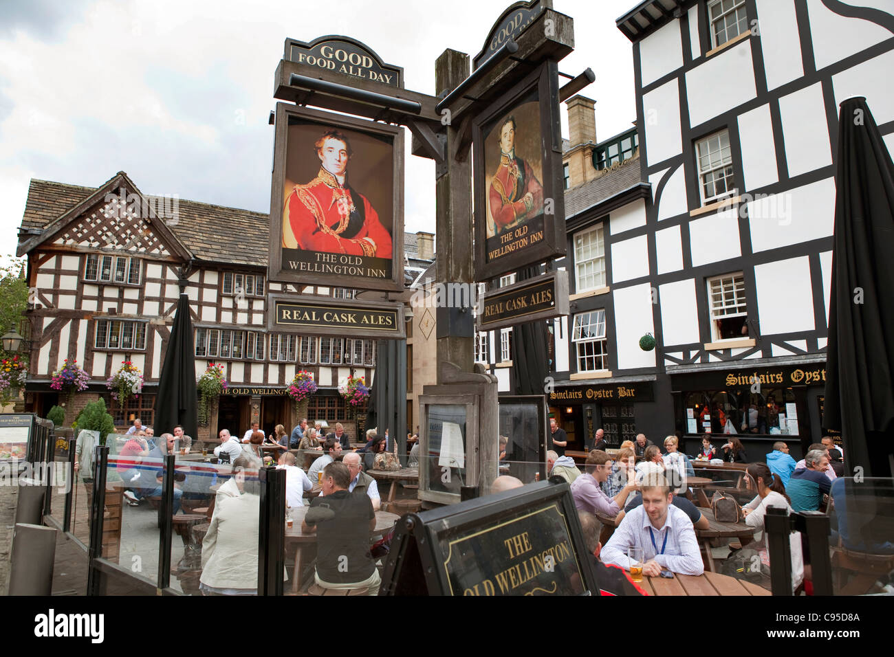 Il vecchio Wellington Inn e Sinclairs oyster bar, nel caos Square, Manchester, Regno Unito Foto Stock