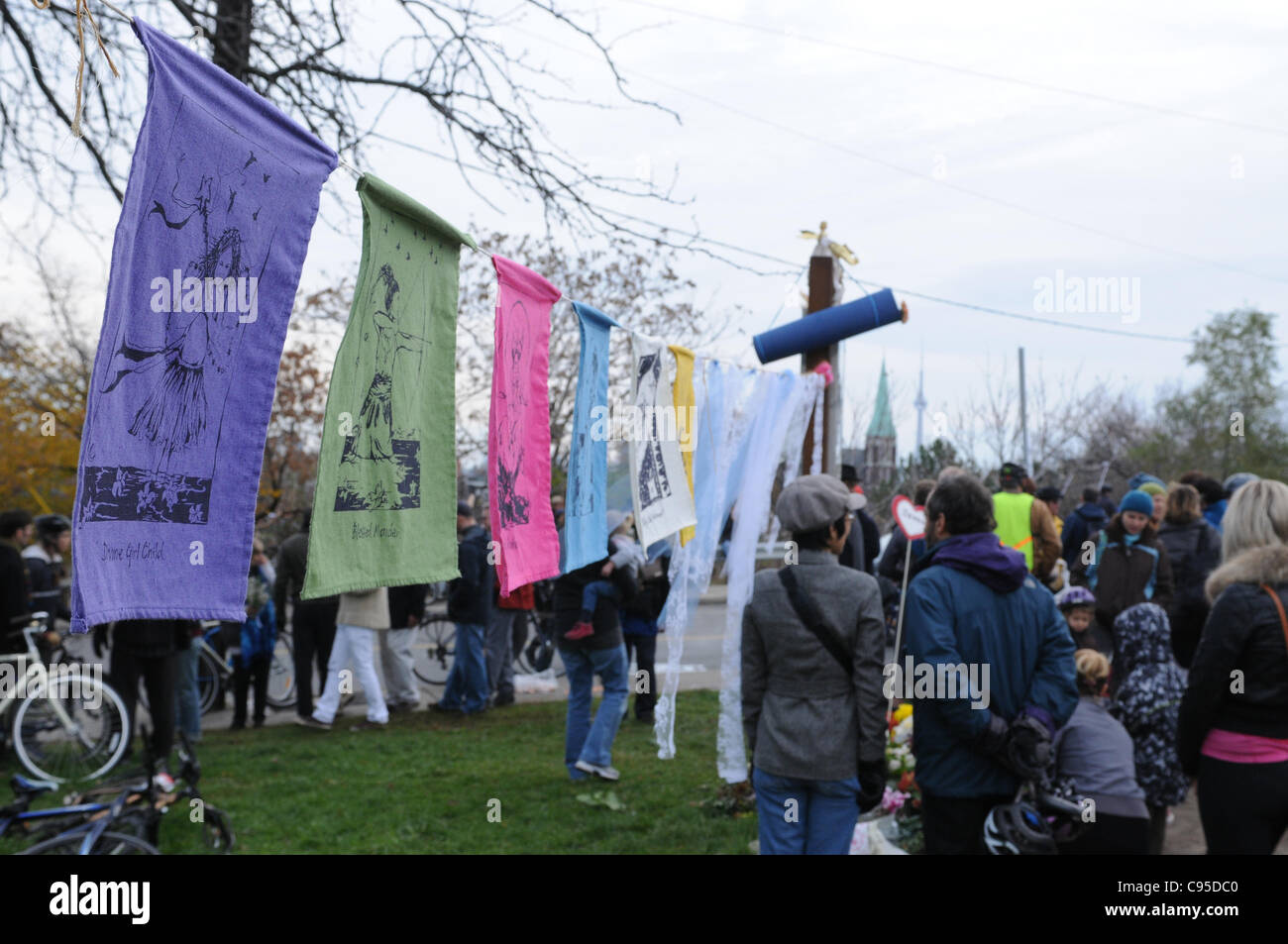 Lunedì 14 Novembre, 2011, Toronto ciclisti, familiari, amici e vicini di casa si riuniscono per un memoriale di questa mattina all'angolo della strada Sterling e Dundas Street West, a Toronto, Ontario, Canada Per Jenna Morrison a Toronto la mamma e il ciclista ucciso in un incidente in bicicletta in questo posto una settimana fa oggi. Foto Stock