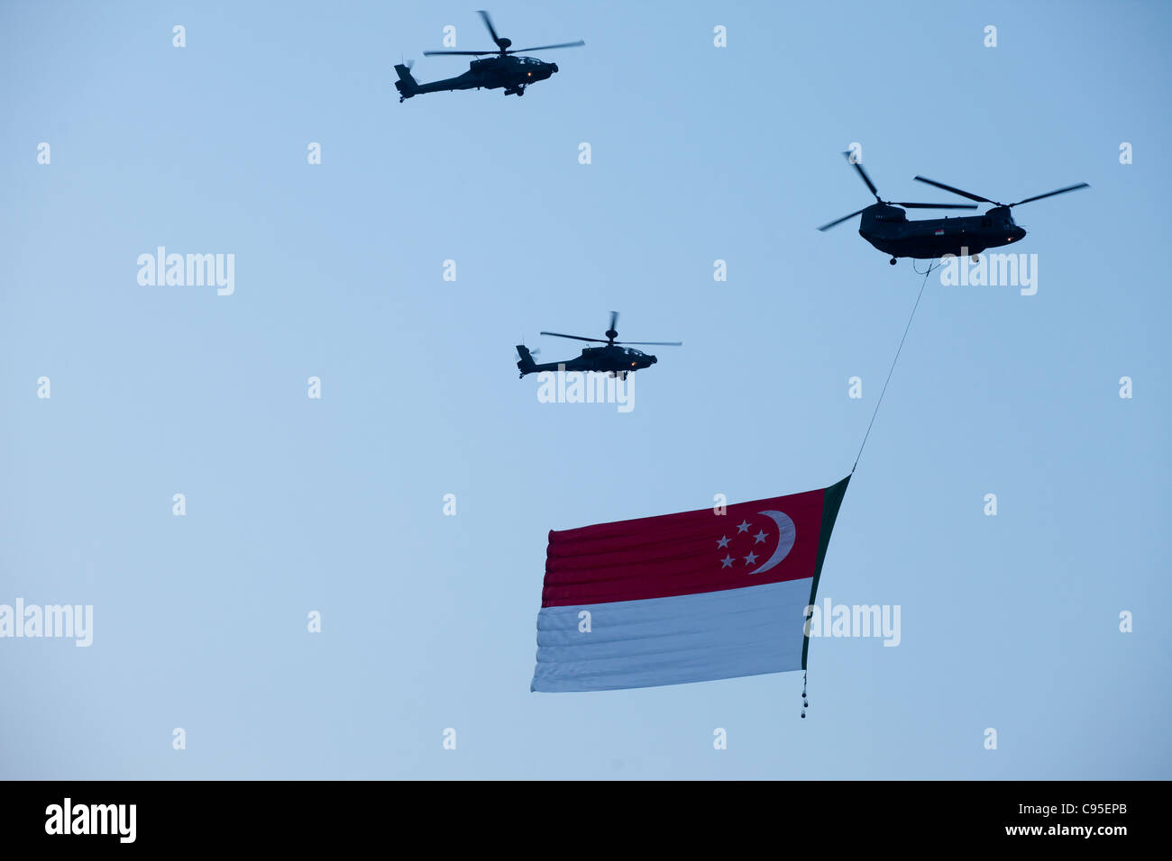Singapore elicotteri militari e la bandiera di Singapore Foto Stock