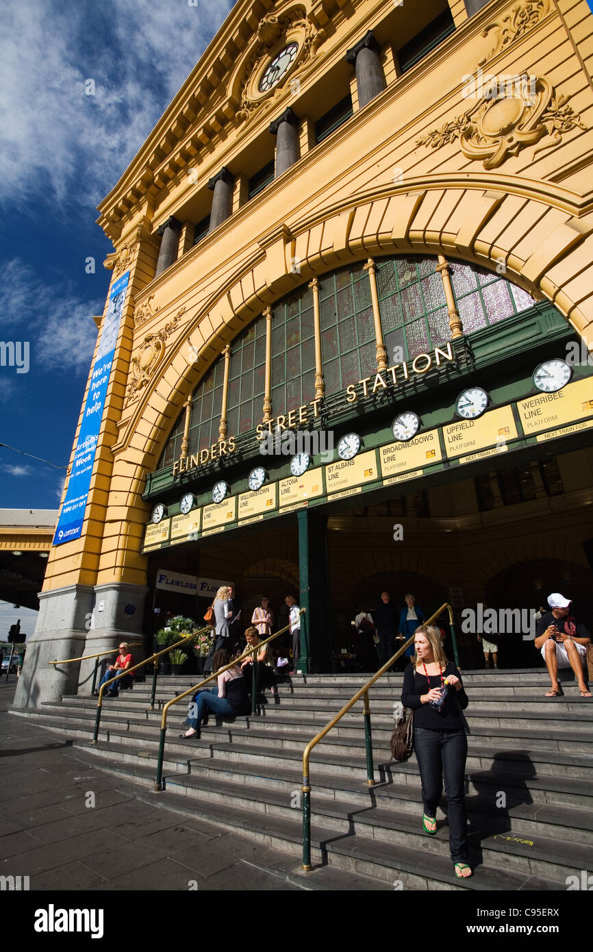 Pendolari sulle fasi di Flinders Street Station nel centro di Melbourne, Victoria, Australia Foto Stock