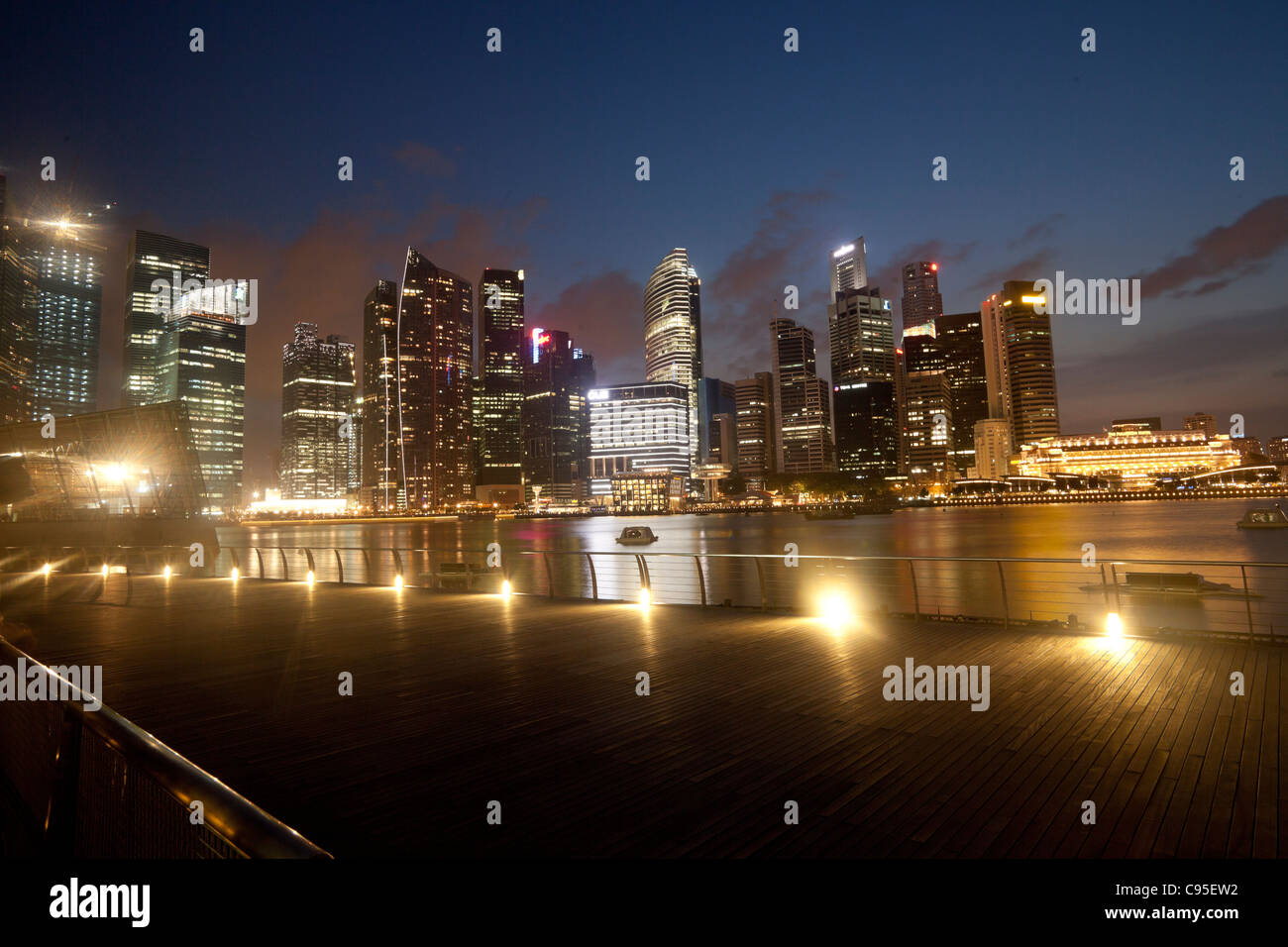 Lo skyline di Singapore al crepuscolo Foto Stock