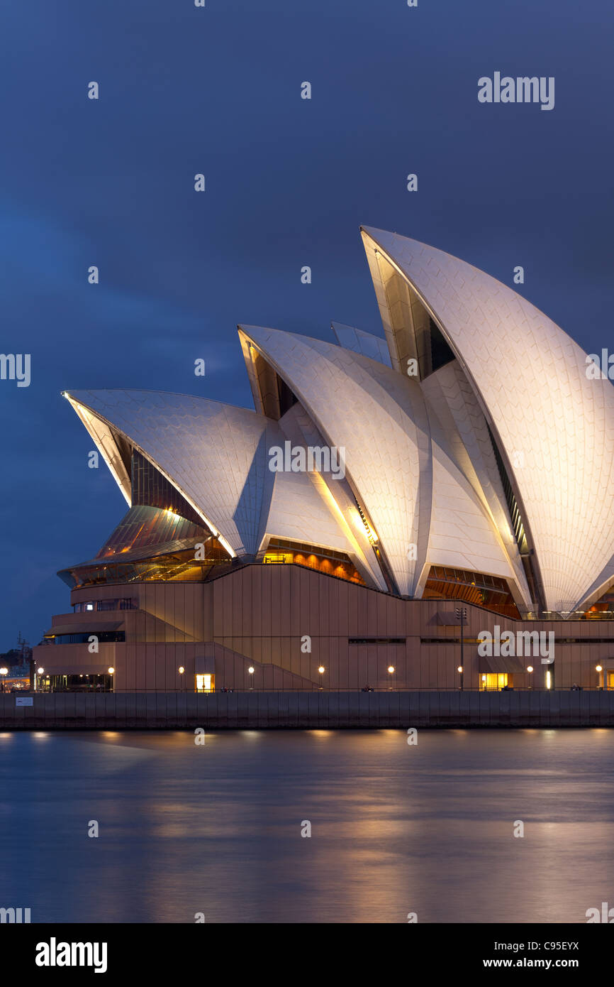 La Sydney Opera House e al crepuscolo Foto Stock