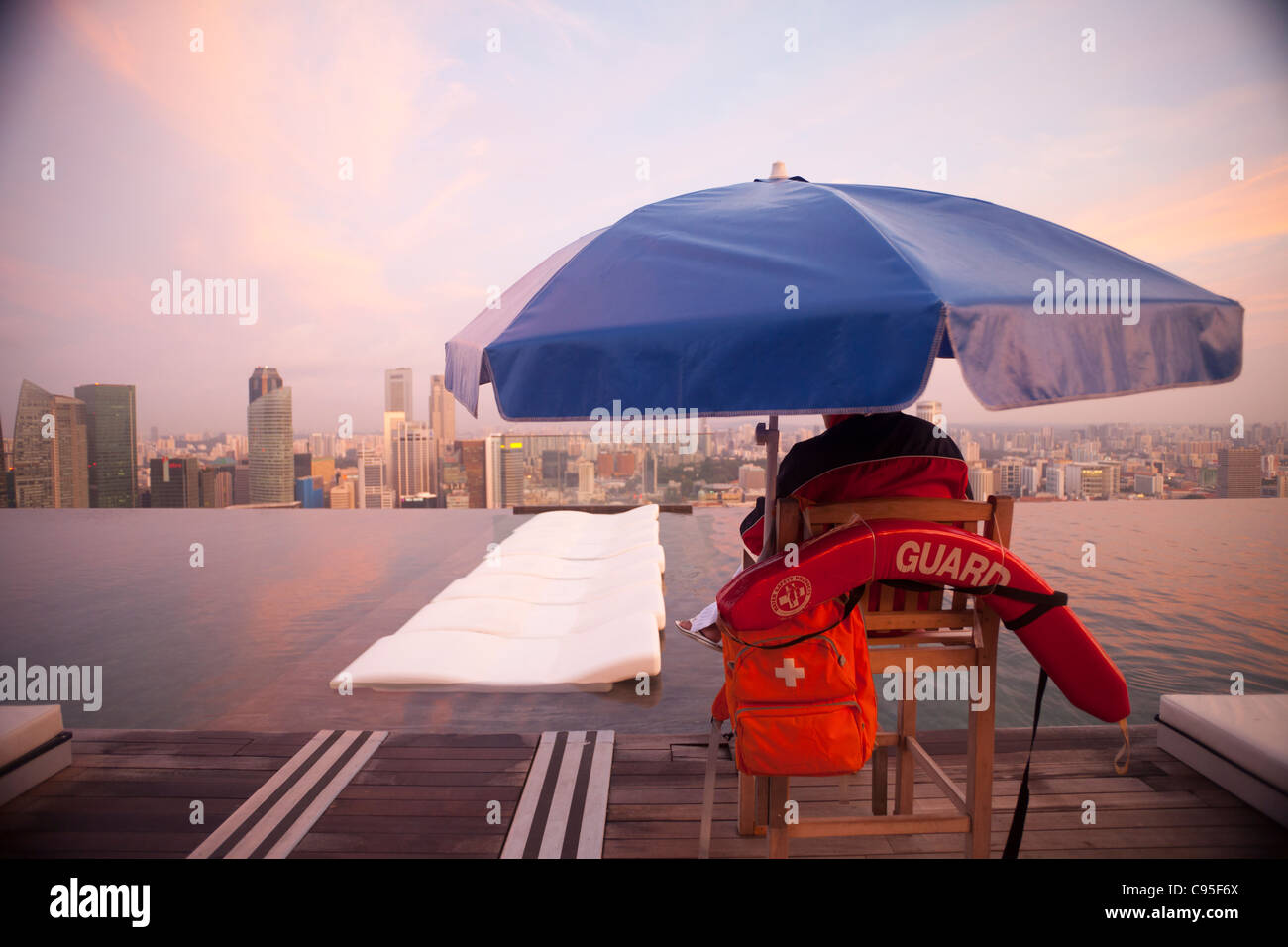 Il Marina Bay Sands Hotel bagnino, Singapore Foto Stock