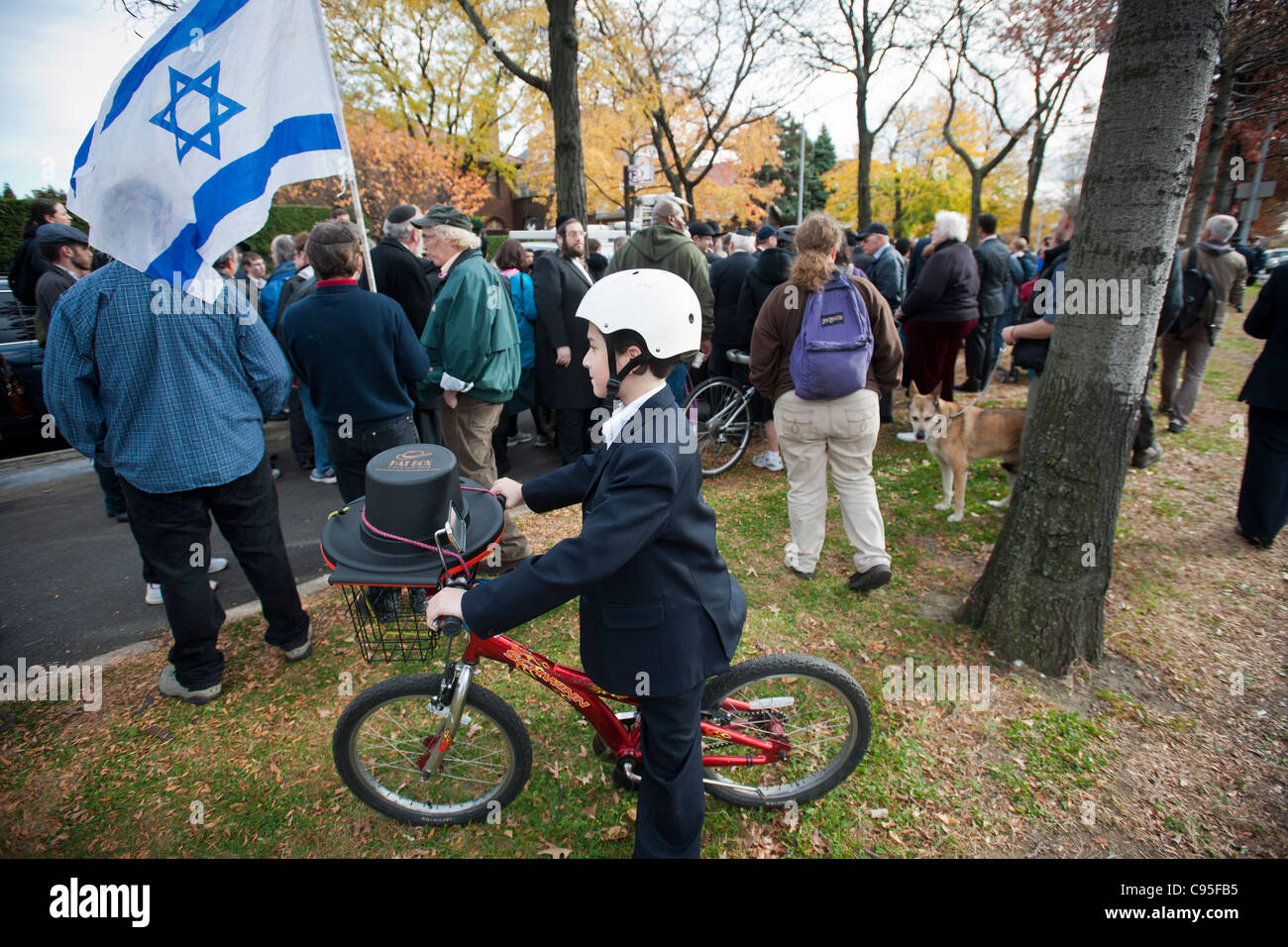 Marzo giù Ocean Parkway in Midwood quartiere di Brooklyn a New York contro l'antisemitismo Foto Stock