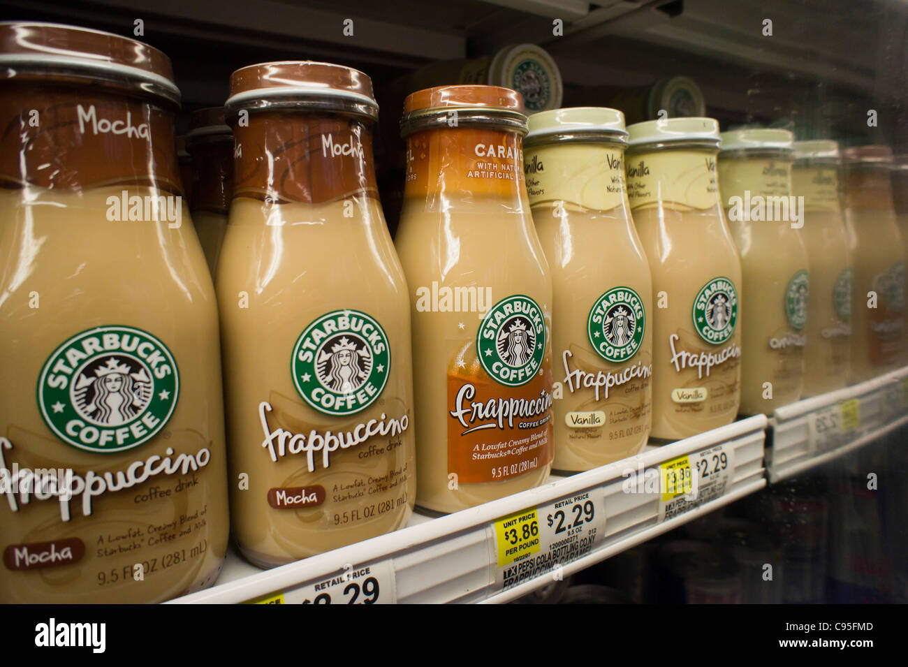 Bottiglie di Starbucks Frappuccino caffè sono visto un supermercato di giovedì, 10 novembre 2011. (© Richard B. Levine) Foto Stock