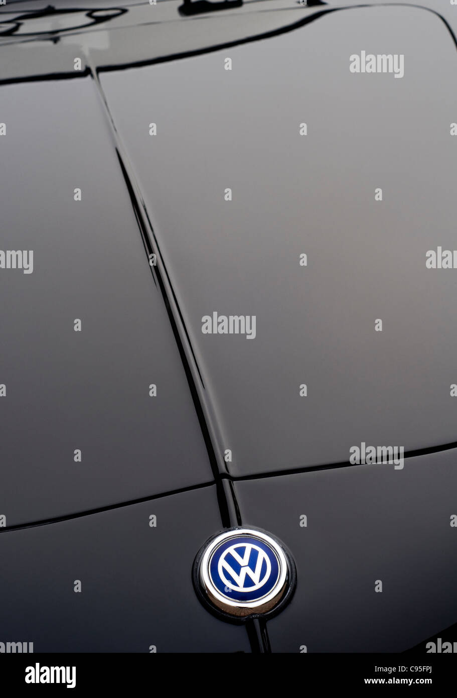 Dettaglio del cofano del motore di un nero, anni cinquanta VW Karmann Ghia auto d'epoca Foto Stock