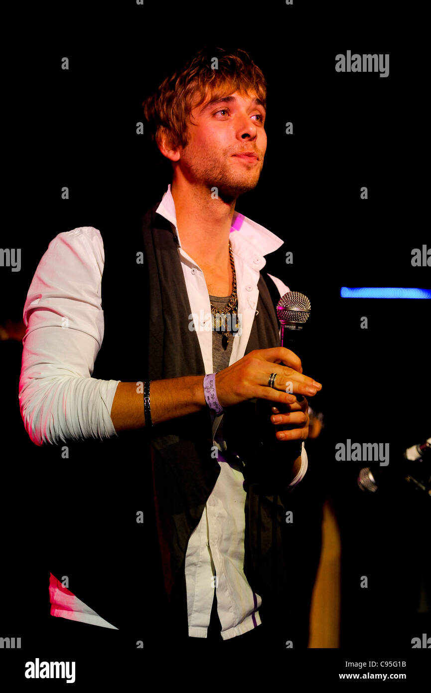 Il cantante Peter Grant performing live a Londra Foto Stock