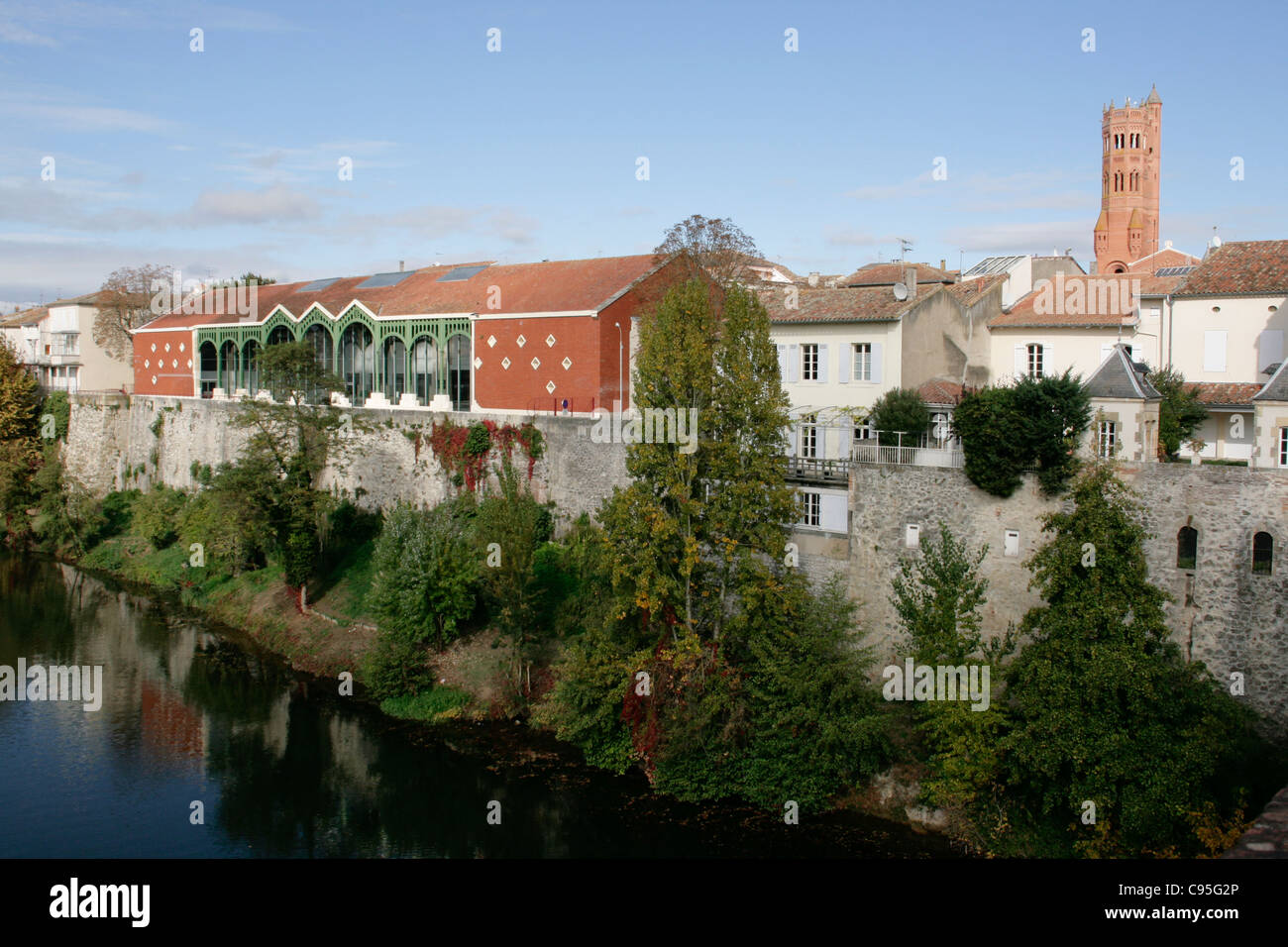 Th rive del fiume Lot a Villeneuve sur Lot e la torre di L'Eglise St Catherine Foto Stock