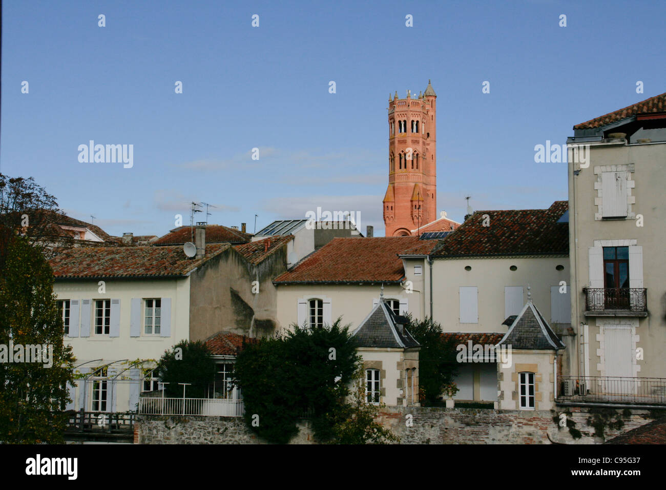 Th rive del fiume Lot a Villeneuve sur Lot e la torre di L'Eglise St Catherine Foto Stock