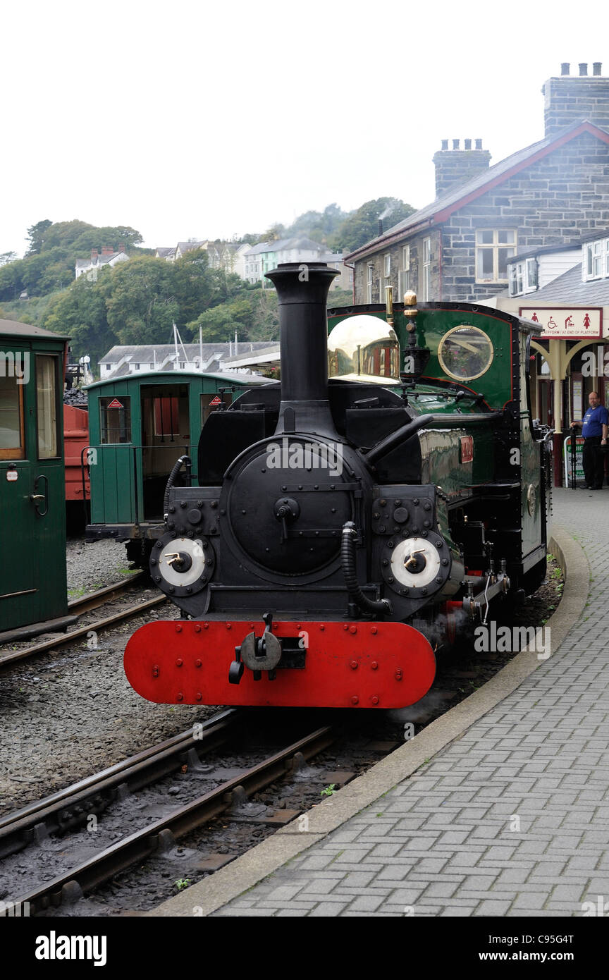 Linda locomotiva a vapore sulla ferrovia Ffestiniog porthmadog gwynedd north Wales UK Foto Stock