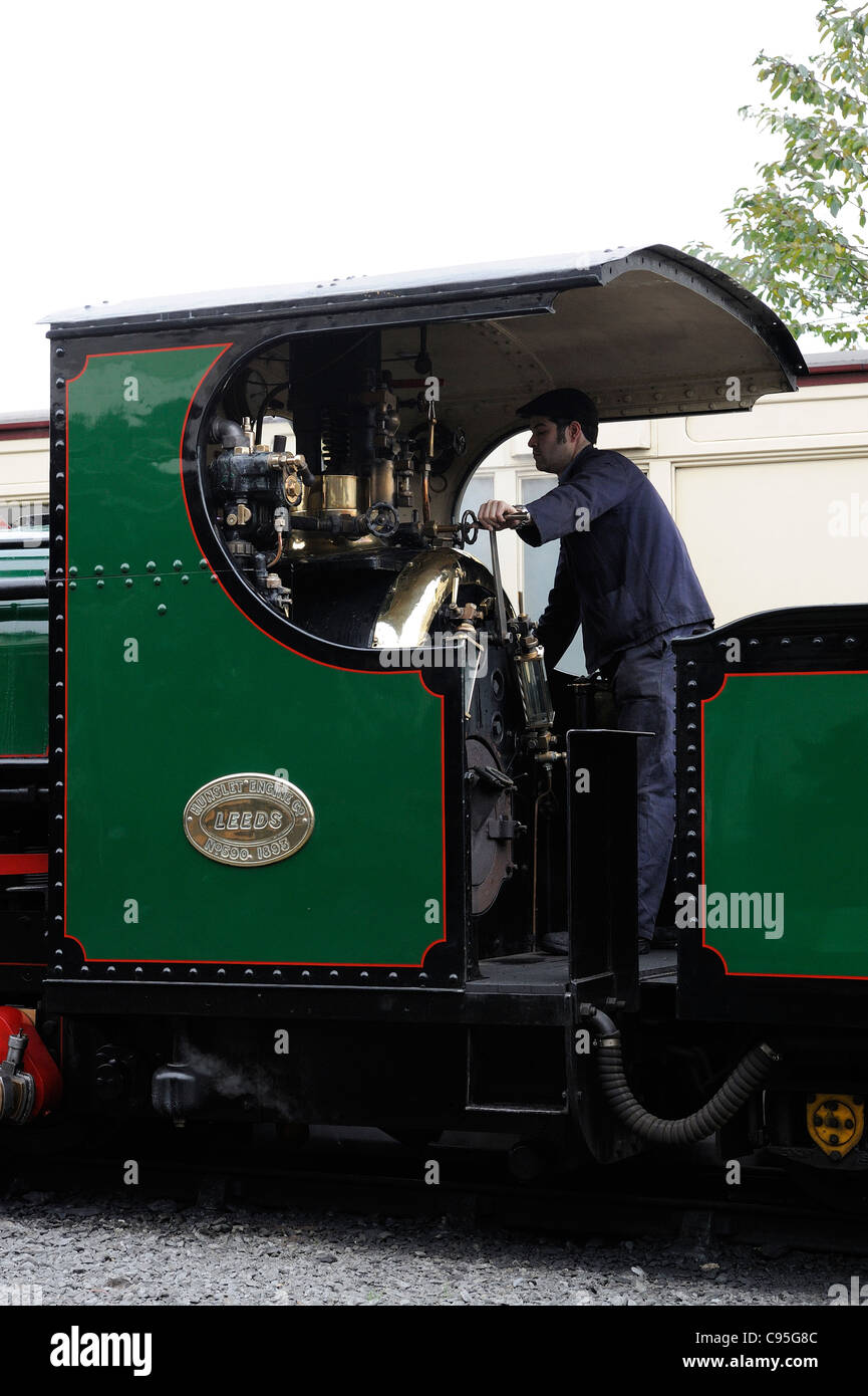 Linda locomotiva a vapore sulla ferrovia Ffestiniog porthmadog gwynedd north Wales UK Foto Stock