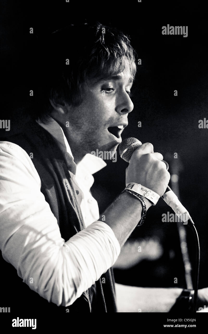 Il cantante Peter Grant performing live a Londra Foto Stock