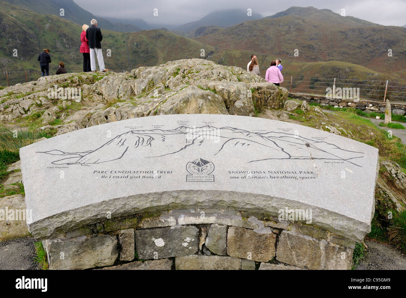 Snowdonia turisti viewpoint con pietra mappa che mostra la posizione di ogni montagna gwynedd north Wales UK Foto Stock