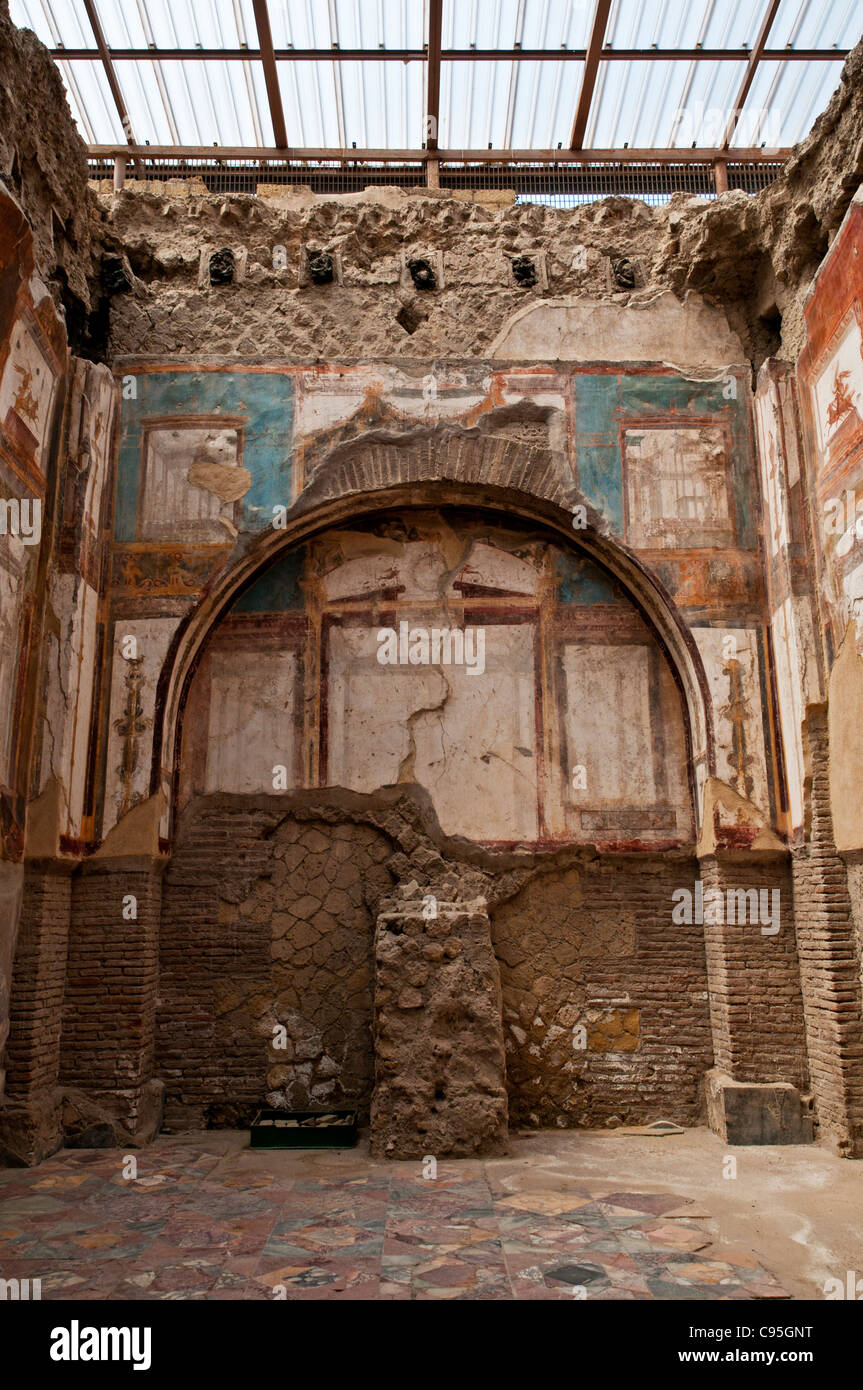 Affreschi sulle pareti del sacello nel Collegio degli Augustali mostrano le porte dipinte su entrambi i lati di una immagine centrale Foto Stock