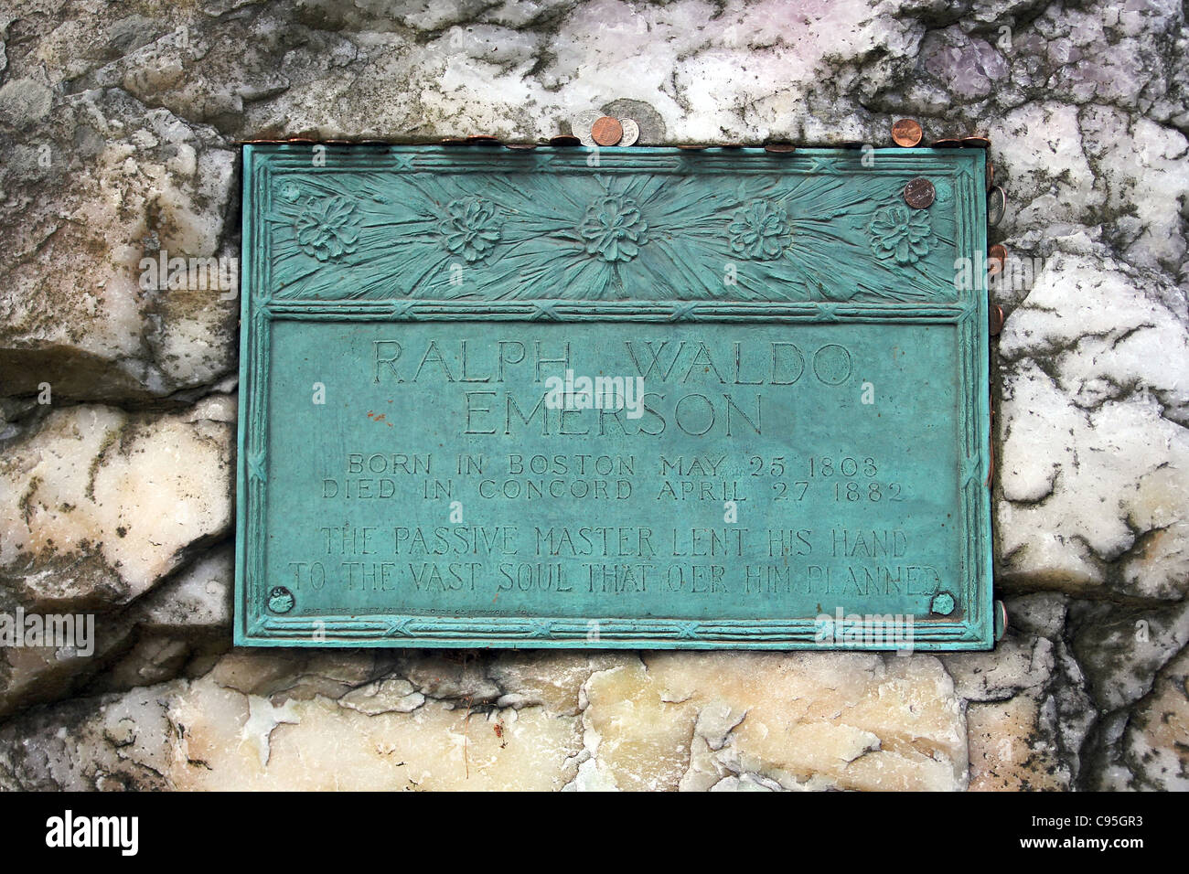 Lapide sulla pietra di quarzo che segna la tomba di Ralph Waldo Emerson, Sleepy Hollow cimitero, Concord, Massachusetts Foto Stock