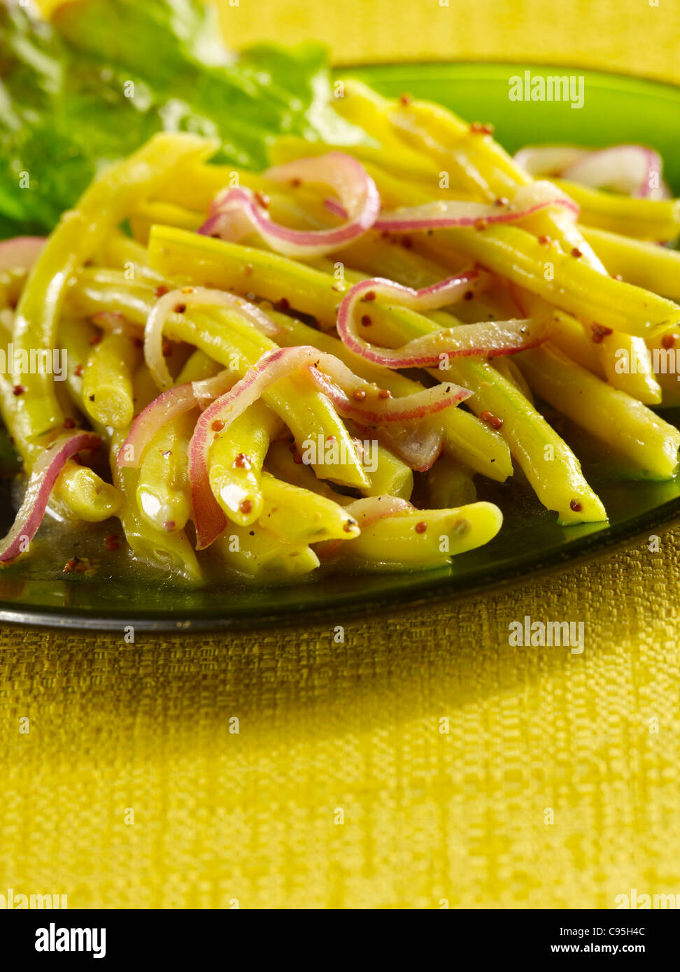 Cera giallo insalata di fagioli con cipolle Foto Stock