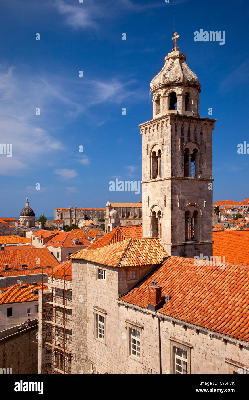 Campanile della chiesa di arancio e tetti della Città Vecchia, Dubrovnik Dalmazia Croazia Foto Stock