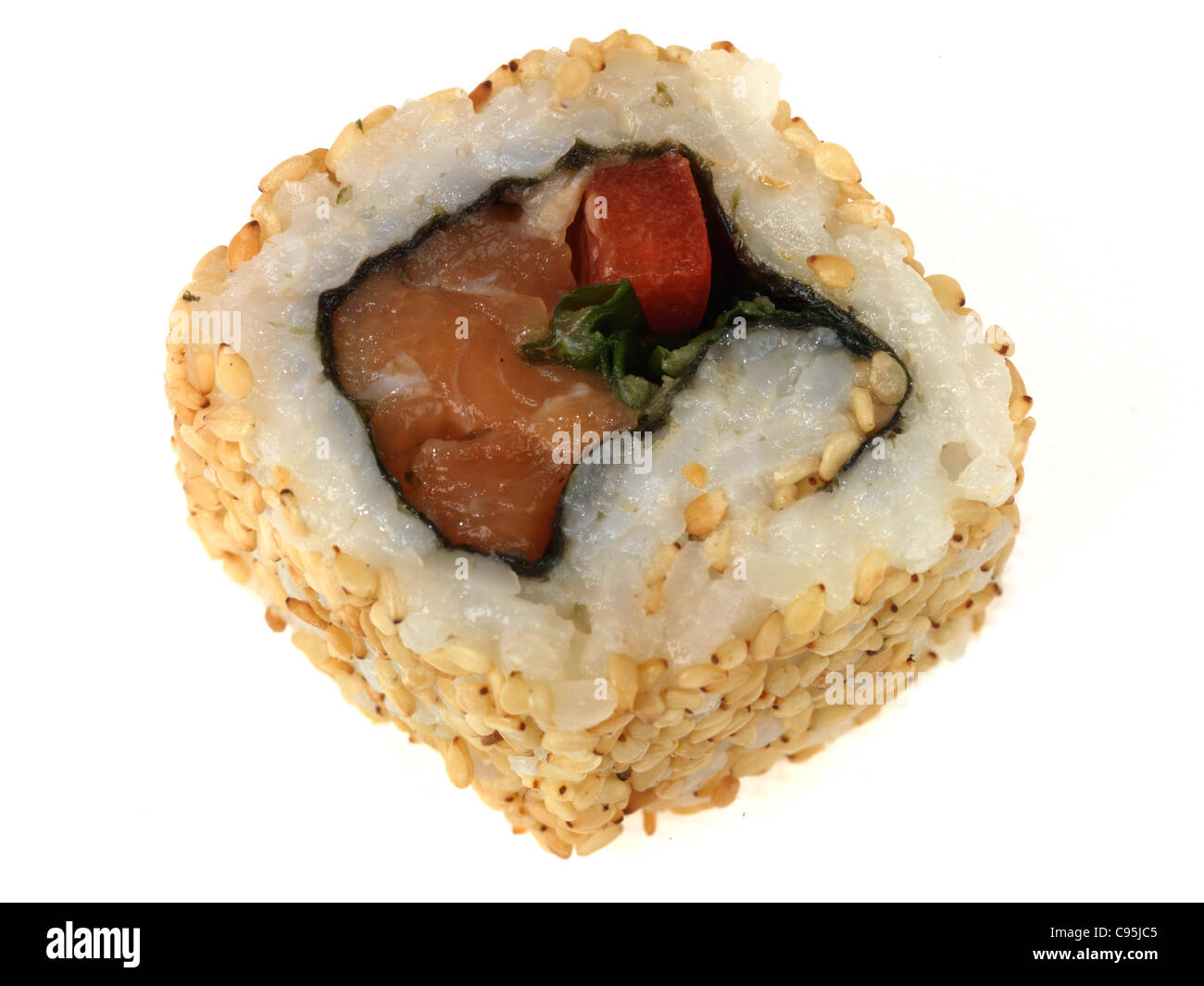 Preparato di fresco Sushi di salmone con riso e semi di sesamo contro uno sfondo bianco con un tracciato di ritaglio e nessun popolo Foto Stock