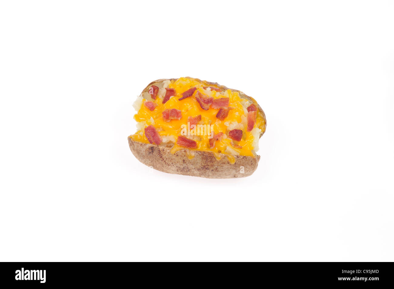 Patate al forno conditi con formaggio arancione e il bacon a pezzetti su sfondo bianco ritaglio. Foto Stock